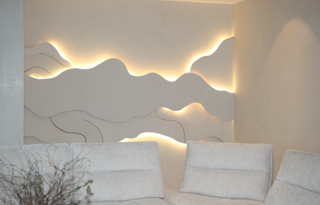 Mur sculpté rétroéclairé avec éclairage LED et canapé contemporain