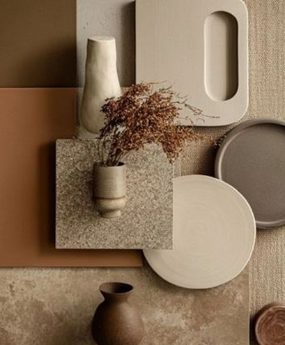 Moodboard avec éléments de décoration en céramique, bois et pierre dans des tons neutres