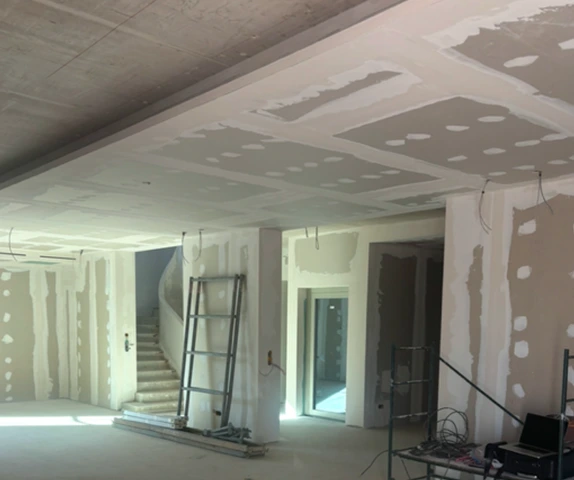 Chantier de rénovation intérieure avec installation de cloisons en placo