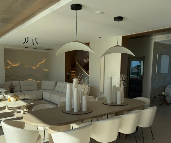 Salle à manger élégante avec luminaires design et mobilier épuré