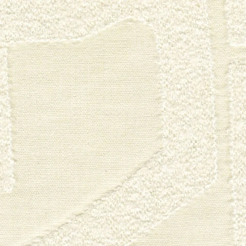 Tissu bouclette beige clair avec motifs en relief, apportant une touche de confort et de sophistication aux intérieurs.