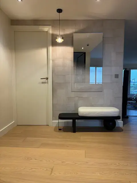 Entrée avec banquette design, miroir rectangulaire et suspension moderne