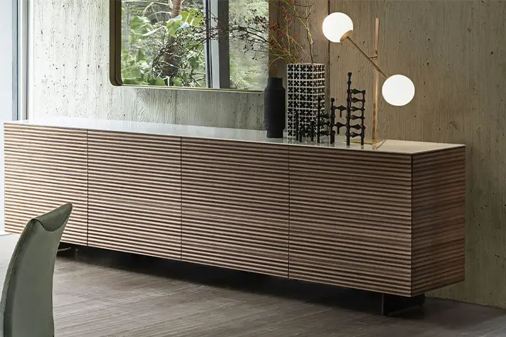 Buffet en bois nervuré avec décor contemporain.