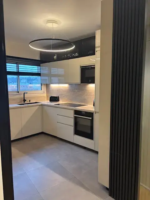Cuisine moderne en blanc et noir avec éclairage LED.
