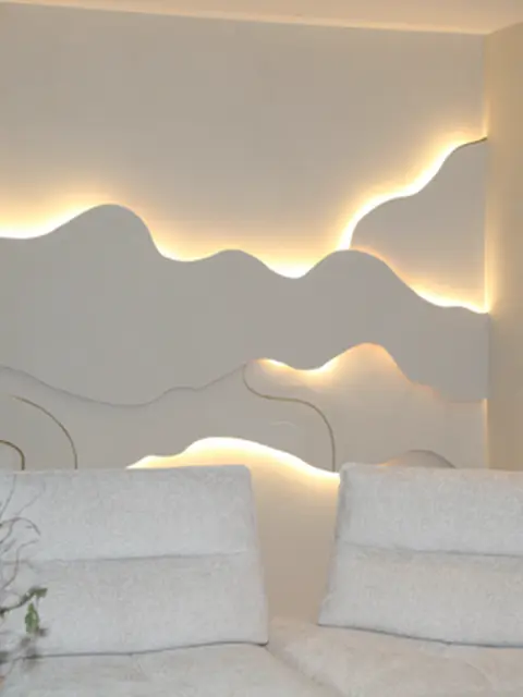 Mur design avec éclairage LED indirect en forme organique