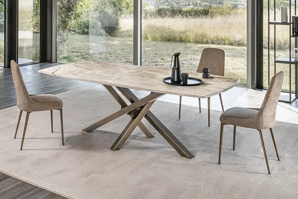 Salle à manger moderne avec table en pierre et chaises élégantes.
