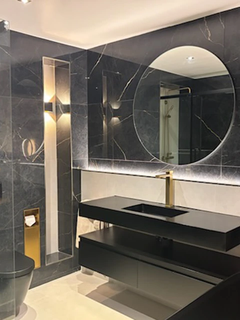 Chambre avec vue panoramique et salle de bain ouverte.