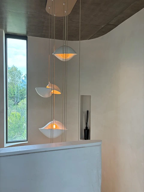 Éclairage suspendu avec luminaires design en forme de coupelles.