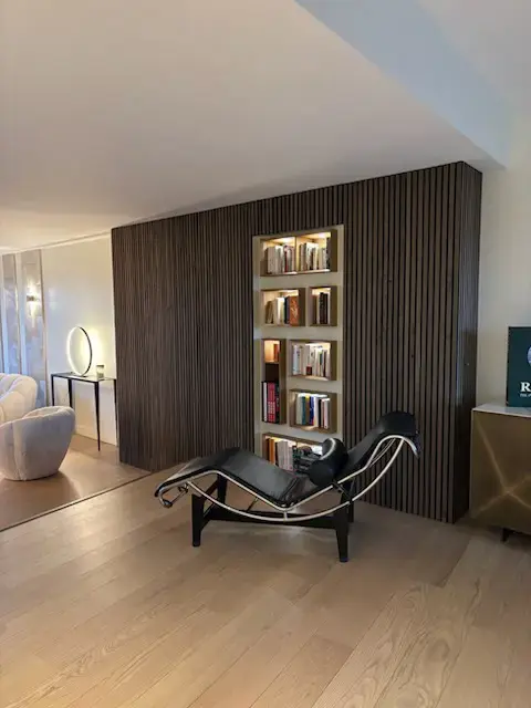 Coin lecture avec fauteuil design et bibliothèque intégrée