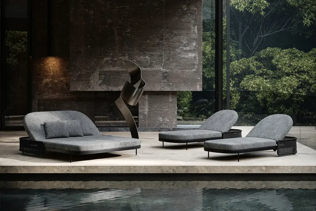 Terrasse moderne avec transats gris et piscine dans un cadre naturel